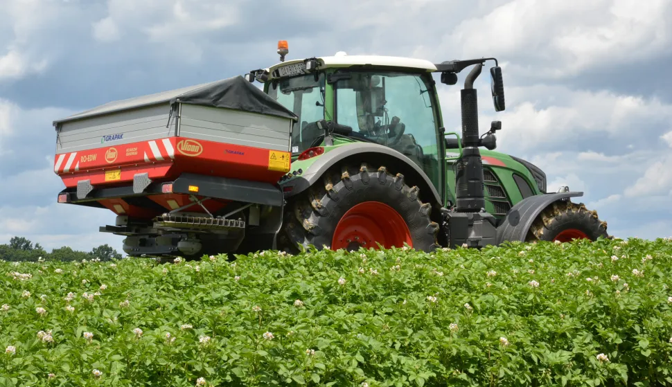 16.06.2016., Garesnica, Kaniska Iva - Pripremni radovi obrade zemlje za sadnju ili sjetvu povrtnica (crvenog luka, cesnjaka, krumpira) ukljucuju oranje, usitnjavanje (drljanje i tanjuranje), formiranje gredica, sijanje i prihranu (gnojidba). Na slici, prihrana. "nPhoto: Damir Spehar/PIXSELL         