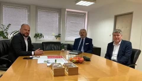 Zagreb, 15.04.2026. - Predsjednik SDP-a Sini&scaron;a Hajda&scaron; Dončić i saborski zastupnik te stranke SDP-a Boris Lalovac razgovarali su u srijedu s glavnim tajnikom Udruženja stranih ulagača u Hrvatskoj Tomislavom &Scaron;latom te poručili su kako pitanje plaća ostaje ključno dru&scaron;tveno i ekonomsko pitanje. foto HINA/ SDP Press/ tm