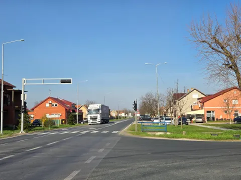 TOVARNIKVi&scaron;egodi&scaron;nji problem prekomjernog kamionskog prometa, koji naru&scaron;ava sigurnost mje&scaron;tana i opterećuje cestovnu infrastrukturu Vukovarsko-srijemske županije, ulazi u fazu konačnog rje&scaron;avanja. Naime, Hrvatske ceste raspisale su natječaj za projekt dogradnje trećeg prometnog traka i pratećih sadržaja na državnoj cesti DC46, na dionici između Ilače i Tovarnika. Procijenjena vrijednost radova iznosi 2,37 milijuna eura.travanj2026.