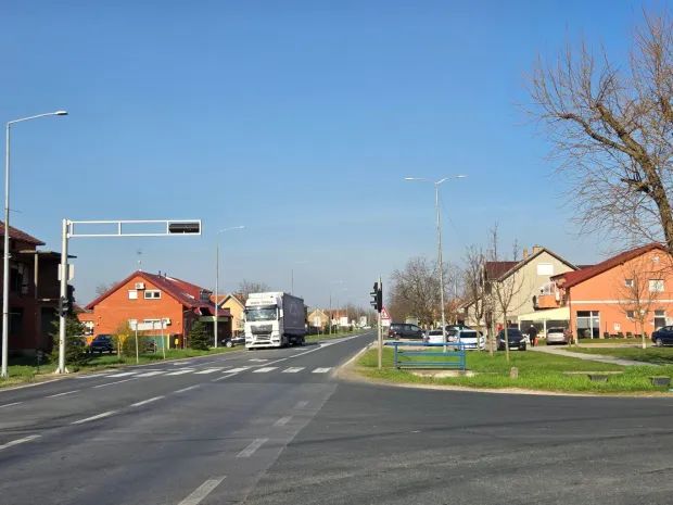 TOVARNIKVi&scaron;egodi&scaron;nji problem prekomjernog kamionskog prometa, koji naru&scaron;ava sigurnost mje&scaron;tana i opterećuje cestovnu infrastrukturu Vukovarsko-srijemske županije, ulazi u fazu konačnog rje&scaron;avanja. Naime, Hrvatske ceste raspisale su natječaj za projekt dogradnje trećeg prometnog traka i pratećih sadržaja na državnoj cesti DC46, na dionici između Ilače i Tovarnika. Procijenjena vrijednost radova iznosi 2,37 milijuna eura.travanj2026.