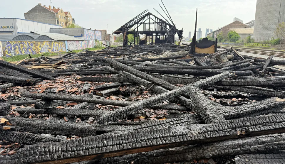 Osijek, 15. 04. 2026., Donji grad, HŽ, skladi&scaron;te, požar, zgari&scaron;te SNIMIO BRUNO JOBST