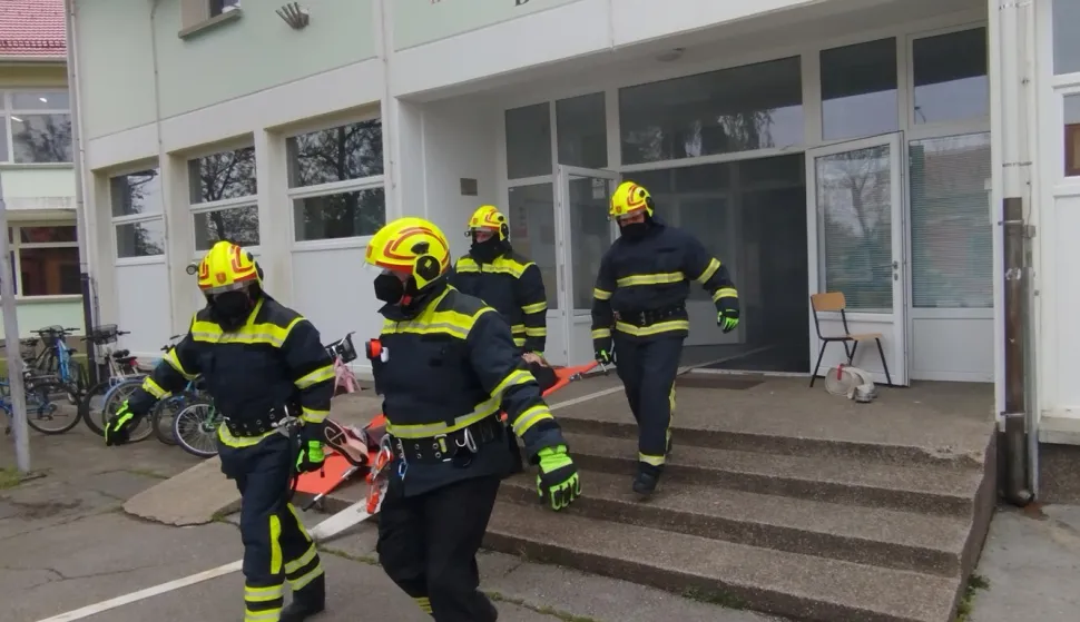 Spa&scaron;avanje učenika iz &scaron;kole 