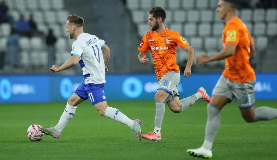 02.11.2025., Osijek - SuperSport HNL, 12. kolo, NK Osijek - NK Varazdin. Nail Omerovic, Tomislav Duvnjak i Vane Jovanov Photo: David Jerkovic/PIXSELL