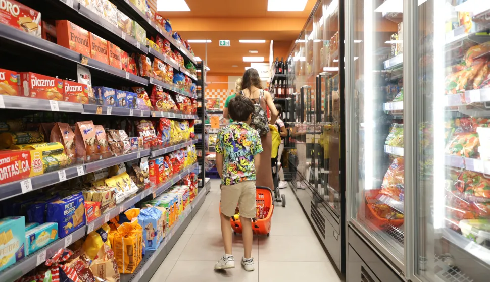 Slavonski Brod, 09. 09. 2025., Studenac, Studenac - Slavonski Brod, Studenac, Studenac market, trgovina; kupovina; cijena; cijene; kupovna moć; potro&scaron;ačka ko&scaron;arica; prehrambeni proizvod; policaSNIMIO BRUNO JOBST