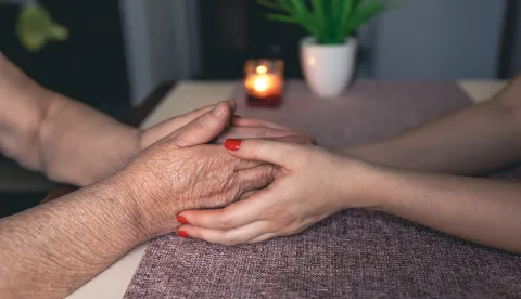 Old and young female hands are holding, elderly care and respect, close-up.starija osoba umirovljenik obitelj zdravlje skrb briga ruke ilustracija freepik