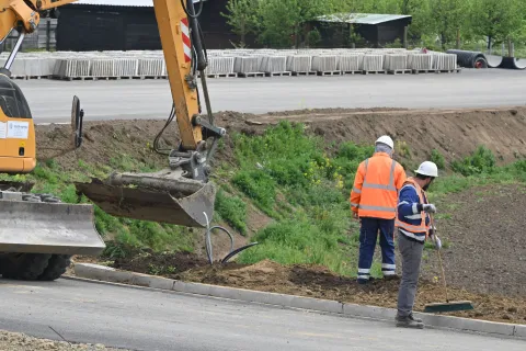 Vukovar, 16.04.2026. - Predsjednik Domovinskog pokreta i potpredsjednik Hrvatskoga sabora Ivan Penava, s predstavnicima Hrvatskih cesta obi&scaron;ao je vi&scaron;e infrastrukturnih projekata na području Vukovarsko-srijemske županije. Obilazak radove na izgradnji vukovarske obilaznice na lokaciji čvor Lužac.foto HINA/Gordan Panić