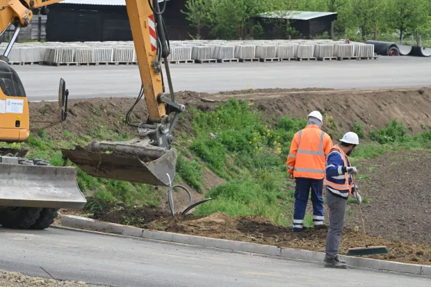Vukovar, 16.04.2026. - Predsjednik Domovinskog pokreta i potpredsjednik Hrvatskoga sabora Ivan Penava, s predstavnicima Hrvatskih cesta obi&scaron;ao je vi&scaron;e infrastrukturnih projekata na području Vukovarsko-srijemske županije. Obilazak radove na izgradnji vukovarske obilaznice na lokaciji čvor Lužac.foto HINA/Gordan Panić