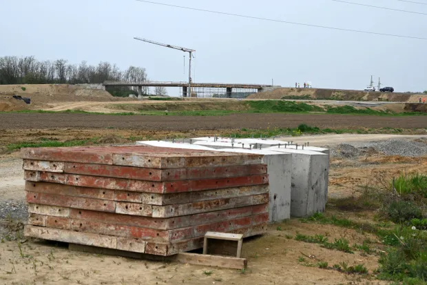 Vukovar, 16.04.2026. - Predsjednik Domovinskog pokreta i potpredsjednik Hrvatskoga sabora Ivan Penava, s predstavnicima Hrvatskih cesta obi&scaron;ao je vi&scaron;e infrastrukturnih projekata na području Vukovarsko-srijemske županije. Obilazak radove na izgradnji vukovarske obilaznice na lokaciji čvor Lužac.foto HINA/Gordan Panić