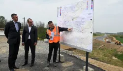 Vukovar, 16.04.2026. - Predsjednik Domovinskog pokreta i potpredsjednik Hrvatskoga sabora Ivan Penava, s predstavnicima Hrvatskih cesta obi&scaron;ao je vi&scaron;e infrastrukturnih projekata na području Vukovarsko-srijemske županije. Obilazak radove na izgradnji vukovarske obilaznice na lokaciji čvor Lužac.foto HINA/Gordan Panić