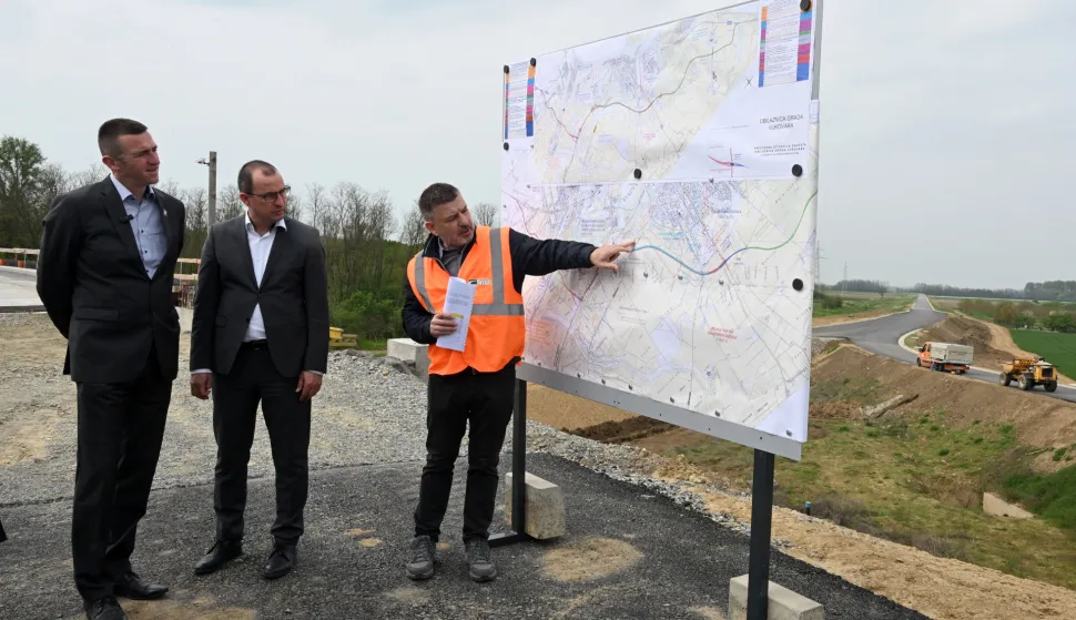 Vukovar, 16.04.2026. - Predsjednik Domovinskog pokreta i potpredsjednik Hrvatskoga sabora Ivan Penava, s predstavnicima Hrvatskih cesta obi&scaron;ao je vi&scaron;e infrastrukturnih projekata na području Vukovarsko-srijemske županije. Obilazak radove na izgradnji vukovarske obilaznice na lokaciji čvor Lužac.foto HINA/Gordan Panić