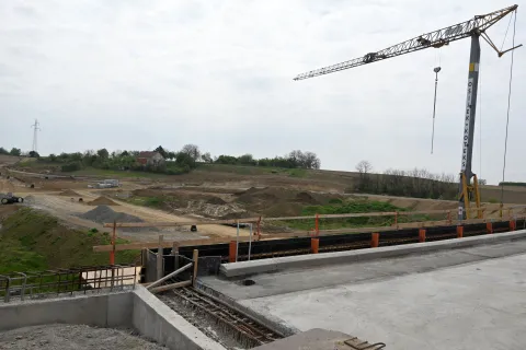 Vukovar, 16.04.2026. - Predsjednik Domovinskog pokreta i potpredsjednik Hrvatskoga sabora Ivan Penava, s predstavnicima Hrvatskih cesta obi&scaron;ao je vi&scaron;e infrastrukturnih projekata na području Vukovarsko-srijemske županije. Obilazak radove na izgradnji vukovarske obilaznice na lokaciji čvor Lužac.foto HINA/Gordan Panić