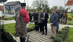 Polaganje vijenaca i paljenje svijeća