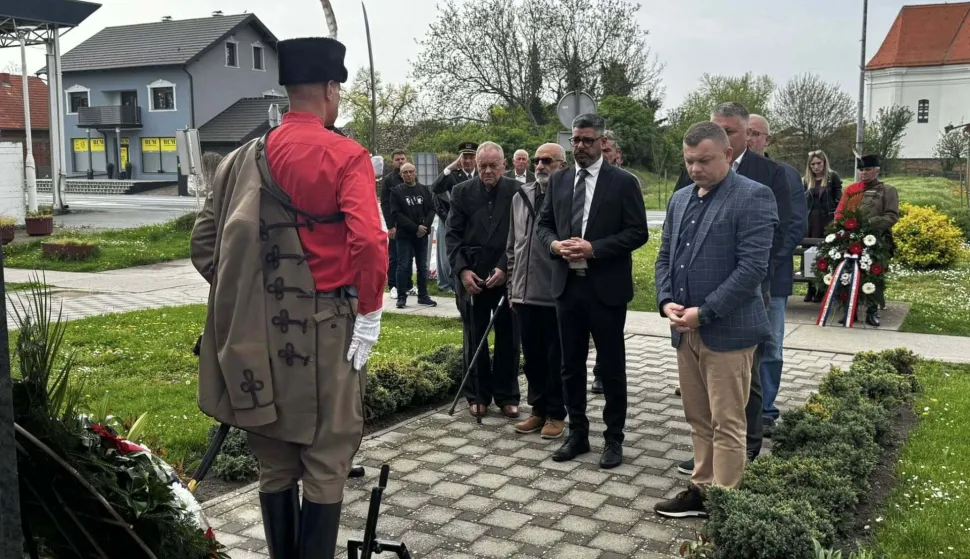 Polaganje vijenaca i paljenje svijeća