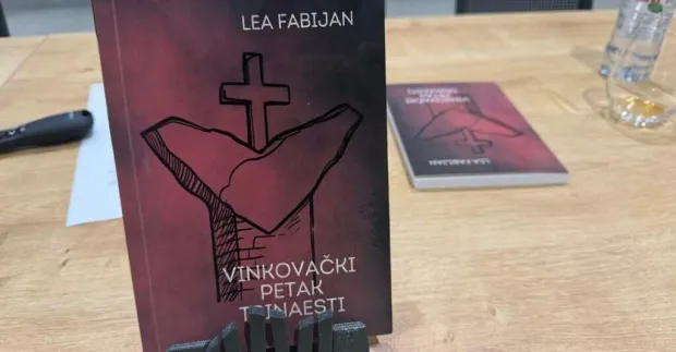 U predvorju Gradske knjižnice i čitaonice predstavljena je knjige o kuminističkim zločinima nakon 1945. godine "Vinkovački petak trinaesti: Zločini jednoumlja 1945. godine u vinkovačkom kraju", mlade vinkovačke povjesničarke Lee Fabijan.