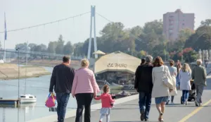 01.10.2017., Osijek - Suncan prvi dan listopada mnogi proveli na setnici uz Dravu. Photo: Dubravka Petric/PIXSELL------2 stupca colornovosti