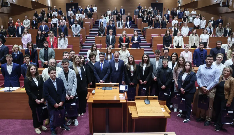 Zagreb, 06.05.2025 - Predsjednik Hrvatskoga sabora Gordan Jandroković otvorio je 12. simuliranu sjednicu Hrvatskoga sabora za učenike srednjih &scaron;kola. Uvodno su dodijeljene nagrade učenicima osnovnih i srednjih &scaron;kola koji su ostvarili najbolje rezultate na kvizu "Koliko poznaje&scaron; Hrvatski sabor?". Tema ovogodi&scaron;nje simulirane sjednice je "Zakon o turizmu" a sudjelovalo je 160 učenika - zastupnika i 2 učenika u ulozi tajnika i zamjenice tajnika simulirane sjednice. Na slici predsjednik Hrvatskog sabora Gordan Jandroković i učenici zastupnici.foto HINA/ Damir SENČAR/ ds