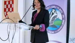 Pula, 17.4.2026.- Ministrica zdravstva dr. Irena Hrsti? otvaraju?i u petak u Puli konferenciju o zdravim ?ivotnim stilovima "Zajedno s Vama do zdravlja" upozorila je na pora?avaju?u ?injenicu kako sedam od deset pregledanih osoba starijih od 40 godina, koji dvije godine nisu bili kod lije?nika obiteljske medicine, ima jedan od nepovoljnih rizi?nih faktora za nastanak kroni?ne bolesti. foto HINA/ Daniel Sponza/ ua