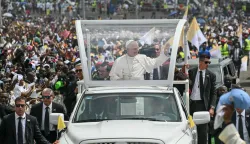 Pope Leo XIV (C) waves to the crowd from the Popemobile as he arrives to lead the Holy Mass at the area in front of Japoma Stadium in Douala on the fifth day of an 11-day apostolic journey to Africa, on April 17, 2026. (Photo by Alberto PIZZOLI/AFP)