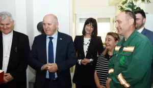 17.04.2026., Petrinja - Obilazak tri obitelji kojima su izgradjene zamjenske obiteljske kuce. Dvije obiteljske kuce izgradjene su kroz projekt "Poboljsanje zivotnih uvjeta ljudi pogodjenih potresom 2020. na Banovini u Hrvatskoj" koji je proveo Hrvatski Caritas u suradnji s Poljskim Caritasom te uz podrsku Ministarstva prostornoga uredjenja, graditeljstva i drzavne imovine. Vlado Kosic, potpredsjednik Vlade i ministar prostornoga uredjenja, graditeljstva i drzavne imovine Branko Bacic, Magdalena Komes i Ivan Celjak Photo: Nikola Cutuk/PIXSELL