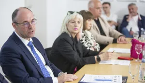 Zagreb, 17.04.2026. - Panel diskusija "Geotermalni projekti: Investicije, prilike, izazovi u RH i EU", u organizaciji vodećih institucija i strukovnih udruga iz energetskog sektora. U raspravi su sudjelovali zastupnik u EP i suinicijator Europskog plana za geotermalnu energiju Davor Ivo Stier, dekan Rudarsko-geolo&scaron;ko-naftnog fakulteta (RGNf) i predsjednik Hrvatske udruge za geotermalnu energiju (HUGE) Vladislav Brkić, direktorica Sektora za geotermalnu energiju Agencije za ugljikovodike (AZU) Martina Tuschl te načelnica Sektora za naftno rudarstvo i geotermalne vode za energetske svrhe Ministarstva gospodarstva, Jadranka Le&scaron;ko. Na slici Davor Ivo Stier, Jadranka Le&scaron;ko, Martina Tuschi, Vladislav Brkić.foto HINA/ Sa&scaron;a KOLJAN/ sk