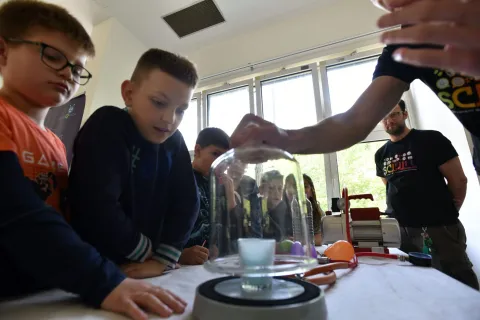 Mali&scaron;ani se uvjerili da je znanost zabavna, odu&scaron;evio ih je zračni top izrađen od plastičnog bureta
