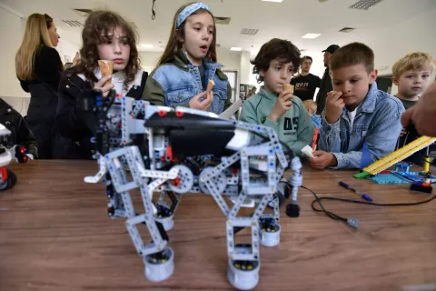 Mali&scaron;ani se uvjerili da je znanost zabavna, odu&scaron;evio ih je zračni top izrađen od plastičnog bureta