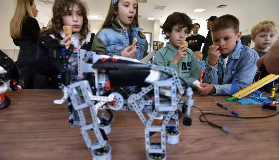 Mali&scaron;ani se uvjerili da je znanost zabavna, odu&scaron;evio ih je zračni top izrađen od plastičnog bureta