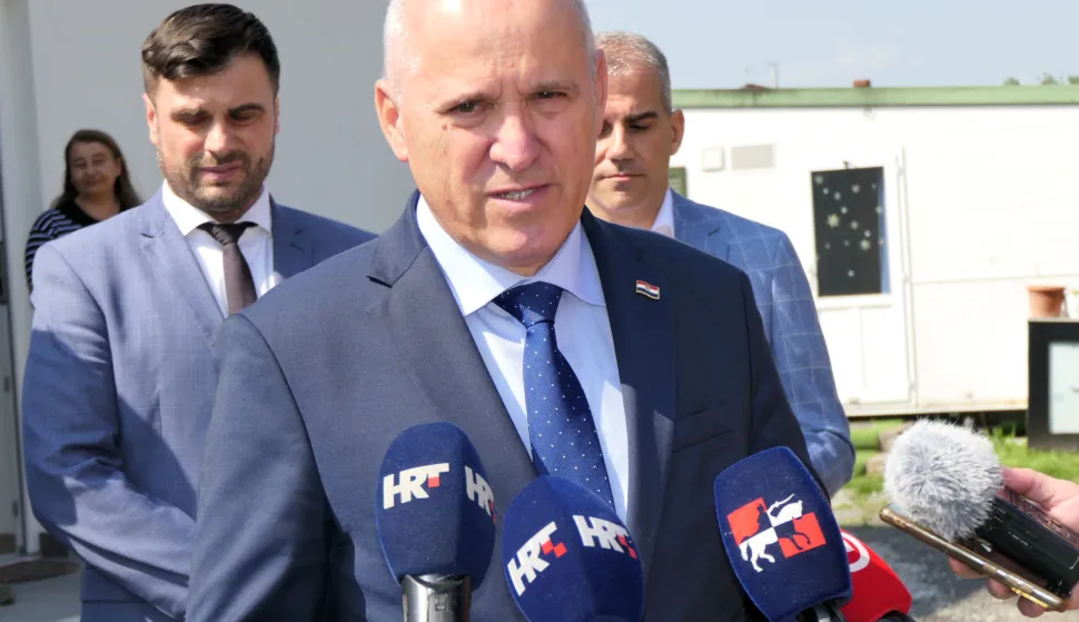 Petrinja, 17.4.2026.- U Petrinji je u petak zavr?ena izgradnja sedam novih ku?a za obitelji koje su nakon potresa 2020. bile smje?tene u kontejnerima, ?ime je ozna?en zavr?etak projekta koji su, uz potporu Ministarstva graditeljstava, provodili hrvatski i poljski Caritas. Na slici potpredsjednik Vlade i ministar prostornoga ure?enja, graditeljstva i dr?avne imovine Branko Ba?i?. foto HINA/ Nikola BLA?EKOVI?/ ua