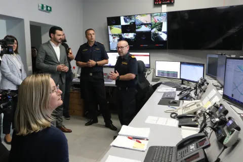 Osijek, 17. 04. 2026, Obilazak radova na energetskoj obnovi zgrade i uručivanje navalnog vozila Javnoj vatrogasnoj postrojbi Grada Osijeka. Goran Ivković, zapovjednik JVP Grada Osijeka i Dragan Vulin u zapovjedno komunikacijskom centru JVP.snimio GOJKO MITIĆ