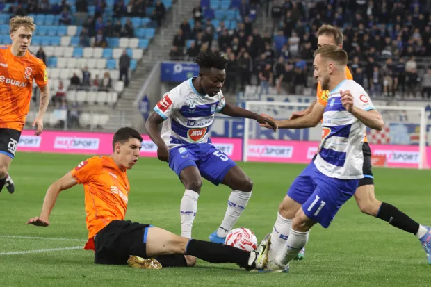 Osijek, 17. 04. 2026, Opus Arena, nogomet, Osijek - Varaždin, SuperSport HNL 25/26. Akera Samuel (57) i Nail Omerović (11).snimio GOJKO MITIĆ