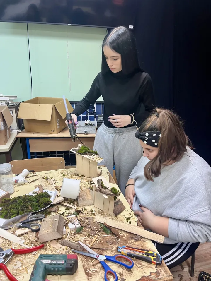 ĐakovoUčenici SS&Scaron; Antuna Horvata za pro&scaron;li Božić izrađivali su betlehemske jaslice od čije je prodaje prihod i&scaron;ao za Marijine obroke, osigurav&scaron;i obroke i &scaron;kolovanje tijekom godine dana za 15-ero djeceTravanj 2026.