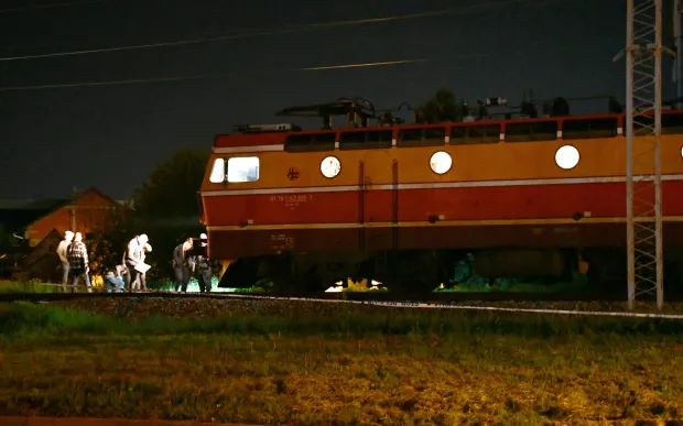 17.04.2026., Slavonski Brod - Sinoc oko 21,50 sati Operativno-komunikacijski centar Policijske uprave brodsko-posavske zaprimio je dojavu da je u Slavonskom Brodu, u blizini Ulice Dragutina Rackog na pruznom prijelazu, putnicki vlak naletio na dvije zenske osobe koje su smrtno stradale. U tijeku je ocevid koji ce se utvrditi cinjenice i okolnosti o navedenom dogadjaju - kratkim priopcenjem izvijestila je policija. Photo: Ivica Galovic/PIXSELL