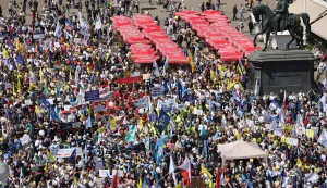 18.4.2026., Zagreb - Pogled na kolonu prosvjednika "Hrvatska zajedno za vece place i mirovine" u organizaciji Saveza samostalnih sindikata Hrvatske (SSSH), Nezavisnog hrvatskog sindikata (NHS) i Matice hrvatskih sindikata (MHS) te Sindikata umirovljenika Hrvatske (SUH). Prosvjedom se poziva gradjane na podrsku u borbi protiv malih placa i mirovina, visokih zivotnih troskova, korupcije i sive ekonomije. Photo: Emica Elvedji/PIXSELL