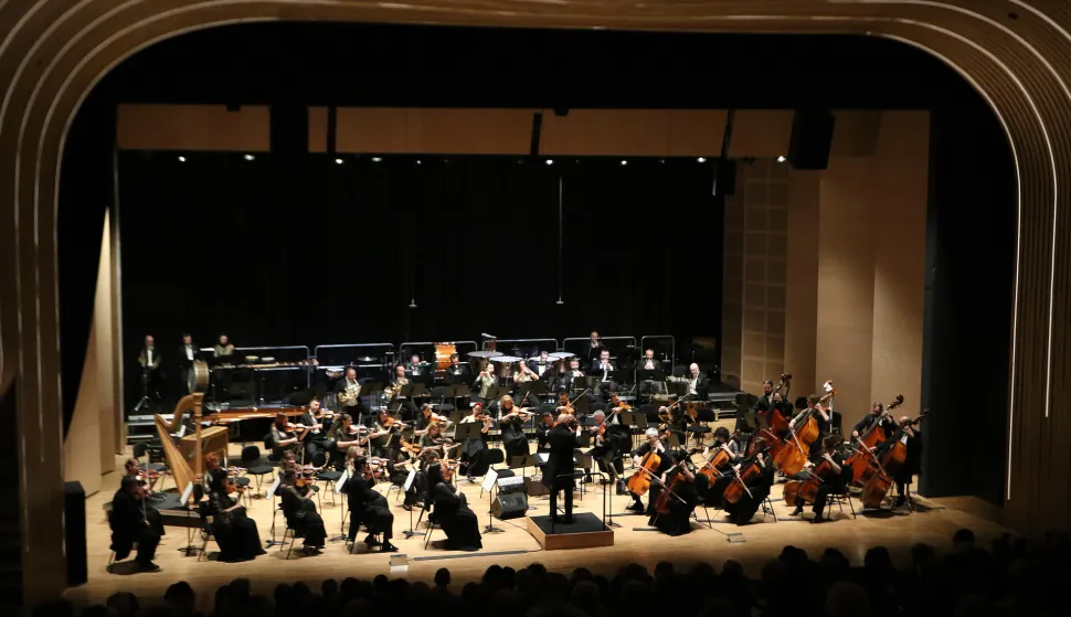 Osijek, 18. 04. 2026, KC Osijek, KD Franjo Krežma. Koncert Panonska filharmonija, predvođena &scaron;efom dirigentom Gergelyem Kesselyakom. snimio GOJKO MITIĆ