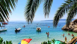 brela, baska voda, jadran, more, turizam, turisti, ljeto, sezona, plaza, suncesrpanj 2022.mario mihaljević