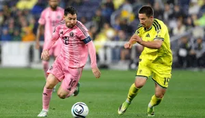 NASHVILLE, TENNESSEE - MARCH 11: Lionel Messi #10 of Inter Miami CF controls the ball against Alex Muyl #19 of Nashville SC during the CONCACAF Champions Cup 2026 match between Nashville SC and Inter Miami CF at GEODIS Park on March 11, 2026 in Nashville, Tennessee. Johnnie Izquierdo/Getty Images/AFP (Photo by Johnnie Izquierdo/GETTY IMAGES NORTH AMERICA/Getty Images via AFP)