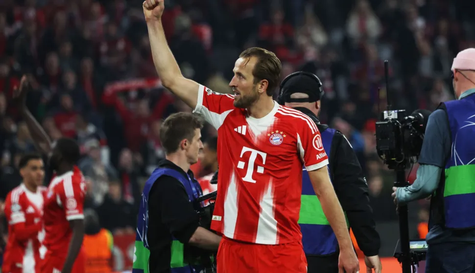 Bayern Munich's English forward #09 Harry Kane greets the fans after the end of the UEFA Champions League quarter-final second leg football match between FC Bayern Munich and Real Madrid in Munich, southern Germany, on April 15, 2026. (Photo by Karl-Josef HILDENBRAND/AFP)