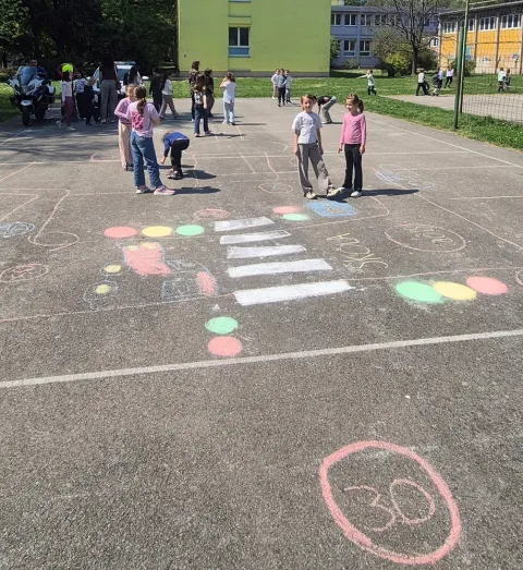 U osječkoj O&Scaron; Vijenac policija kroz igru učenicima nižih razreda približila pravila sigurnog pona&scaron;anja u prometu