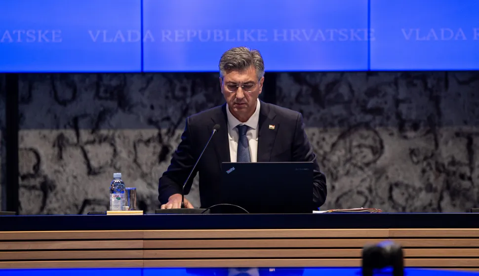 Zagreb, 20.04.2026.- Vlada je na sjednici ponovno reagirala na cijene goriva zbog čega bi, prema najavama premijera Andreja Plenkovića, od utorka ono trebalo biti jeftinije, a u saborsku će proceduru uputiti i zakonske izmjene vezane uz "plivajući" PDV. Izmjene Zakona o porezu na dodanu vrijednost Vladi bi omogućile da uredbom, a ne stalnim izmjenama Zakona, smanjuje porezne stope na naftne derivate, maksimalno za deset postotnih bodova, &scaron;to bi se primjenjivalo kratkoročno i isključivo u slučaju daljnje eskalacije sukoba na Bliskom istoku i jo&scaron; snažnijeg rasta cijena energenata.Na fotografiji Andrej Plenković.foto HINA/ Luka &Scaron;ANGULIN/ l&scaron;