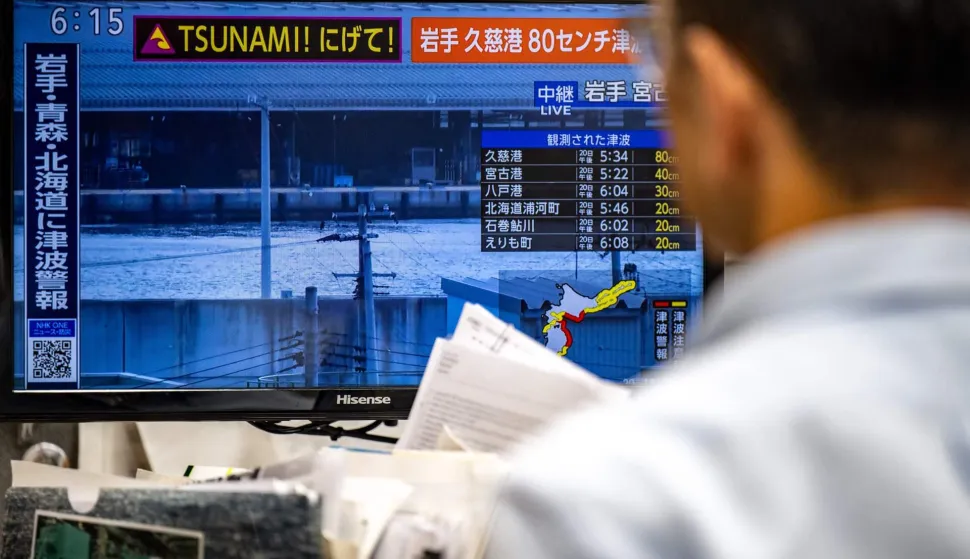 TOPSHOT - This photo shows a warning message on a screen from a live feed on NHK with tsunami alert after an earthquake hit northern Japan, in Tokyo on April 20, 2026. A 7.4-magnitude earthquake struck northern Japan on April 20, Japan's Meteorological Agency (JMA) said, issuing a tsunami warning for waves up to three metres (10 feet). (Photo by Philip FONG/AFP)