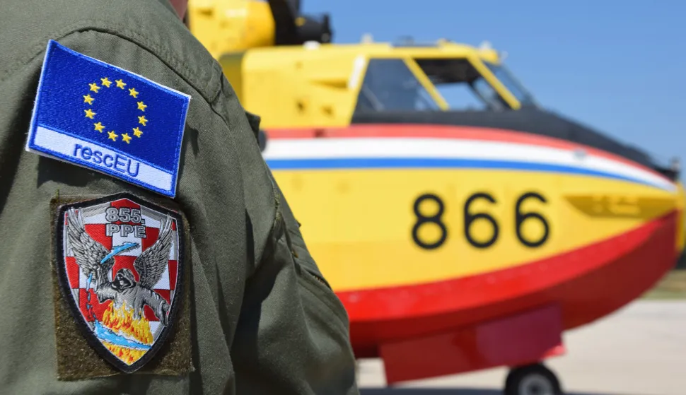 Podgorica, 12.8.2025.- Zrakoplov kanader iz Hrvatske stigao je u Crnu Goru i ve? gasi po?ar u priobalnom dijelu te zemlje, dok ?e tijekom dana, kako su najavili crnogorski du?nosnici, pomo?i u ga?enju velikih po?ara u okolici Podgorice. foto HINA/ MORH/ HRZ/ ua