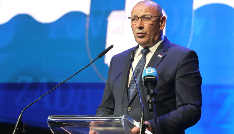 Zadar, 17.04.2026. - Povodom obilježavanju Dana Zadarske županije u zadarskom Arsenalu održana je svečana sjednica Županijske skup&scaron;tine na kojoj su podijeljene godi&scaron;nje nagrade pojedincima i udrugama i dvije nagrade za životno djelo. Sjednici je prisustvovao i Potpredsjednik Vlade i ministar hrvatskih branitelja Tomo Medved.Na fotografiji: Tomo Medved, Foto: HINA/Zvonko KUCELIN