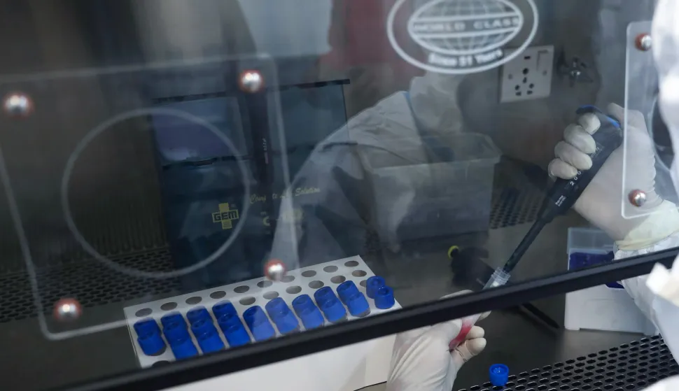 epa10379063 A paramedic conducts a Covid-19 test inside local hospital lab in Srinagar, the summer capital of Indian Kashmir, 27 December 2022. The Union Territory Government held mock drills at health facilities across the hospitals to ensure readiness in the availability of oxygen support and ICU beds, among other measures, in the wake of the Covid-19 alarm due to a surge in infection in many countries. EPA/FAROOQ KHAN