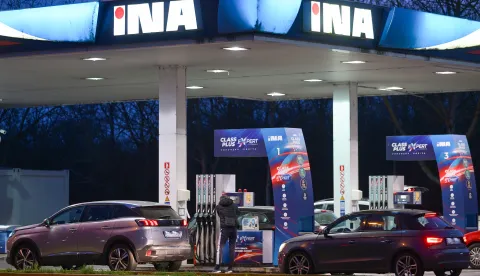 09.03.2026., Zagreb - Zbog ratnog sukoba na Bliskom istoku koji se prosirio i na neutralne zemlje u Perzijskom zaljevu od sutra se ocekuje znacajan rast cijena goriva, veceras pojacan promet na benzinskim pumpama. Photo: Igor Soban/PIXSELL