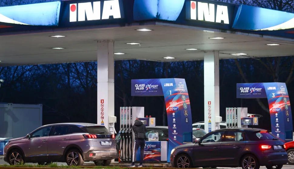 09.03.2026., Zagreb - Zbog ratnog sukoba na Bliskom istoku koji se prosirio i na neutralne zemlje u Perzijskom zaljevu od sutra se ocekuje znacajan rast cijena goriva, veceras pojacan promet na benzinskim pumpama. Photo: Igor Soban/PIXSELL