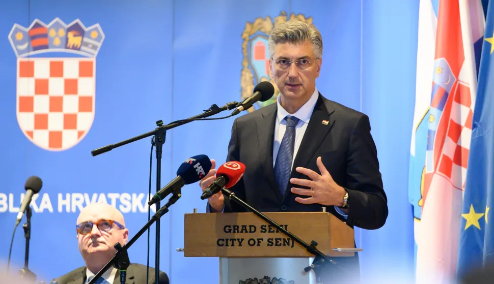 Senj, 20.4.2026.- Nova razvojna faza Senja rezultat je suradnje i sinergije Senja, Li?ko-senjske ?upanije i Vlade, istaknuo je premijer Andrej Plenkovi? na sve?anoj sjednici Gradskog vije?a Senja, koja je odr?ana u ponedjeljak u kuli Nehaj u povodu blagdana Svetog Jurja, za?titnika grada. foto HINA/ Vlasa RH/ ua