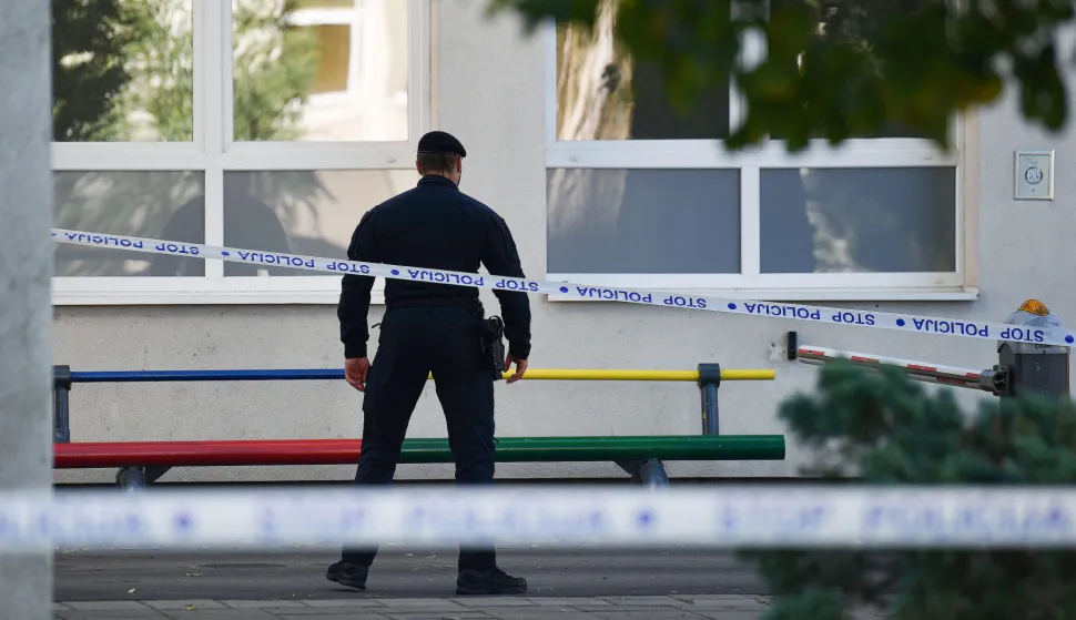 08.10.2024., Varazdin, Dojava o eksplozivnoj napravi u Graditeljsko, prirodoslovnoj i rudarskoj skoli u Varazdinu. Svi ucenici su u pratnji djelatnika skole i policijskih sluzbenika organizirano napustili zgradu skole te su na sigurnom. Policija osigurava obje skolske zgrade. Photo: Vjeran Zganec Rogulja/PIXSELL