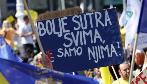Zagreb, 18.04.2026. - Savez samostalnih sindikata Hrvatske (SSSH), Nezavisni hrvatski sindikati (NHS) i Matica hrvatskih sindikata (MHS) te Sindikat umirovljenika Hrvatske (SUH) organizirali su prosvjed "Hrvatska zajedno za veće plaće i mirovine" na Trgu bana Jelačića. foto HINA/ Lana SLIVAR DOMINIĆ/ lsd