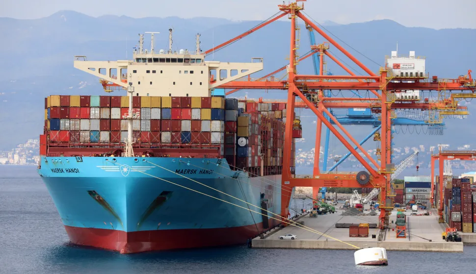 19.09.2024., Rijeka - Brod za prijevoz kontejnera Maersk Hanoi prekrcava kontejnere na kontejnerskom terminalu Rijecke luke na Brajdici. Photo: Goran Kovacic/PIXSELL