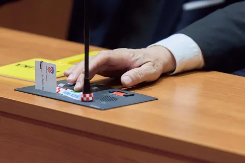 Zagreb, 21.04.2026. - Saborski zastupnici glasaju o raspravljenim točkama.Na fotografiji ilustracija: glasanje u Saboru.foto HINA/ Edvard &Scaron;U&Scaron;AK/ es